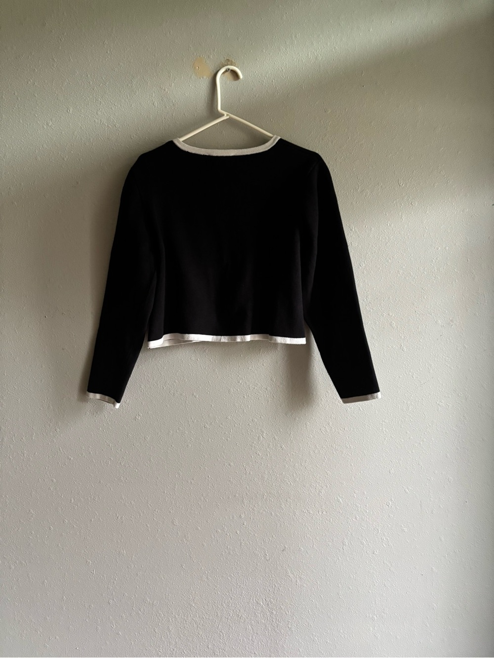 Alexia Admor Black Cropped Jacket with White Trim - Picture 4 of 5
